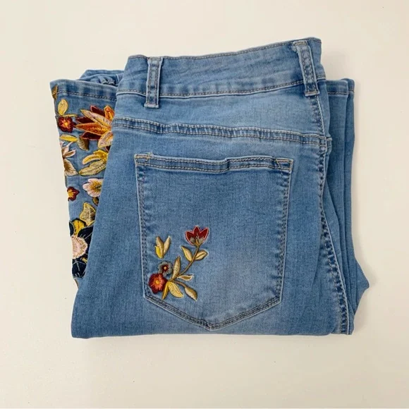 Telepatia Bell Bottom Floral Embroidered Jeans ~ 11 - Picture 2 of 10